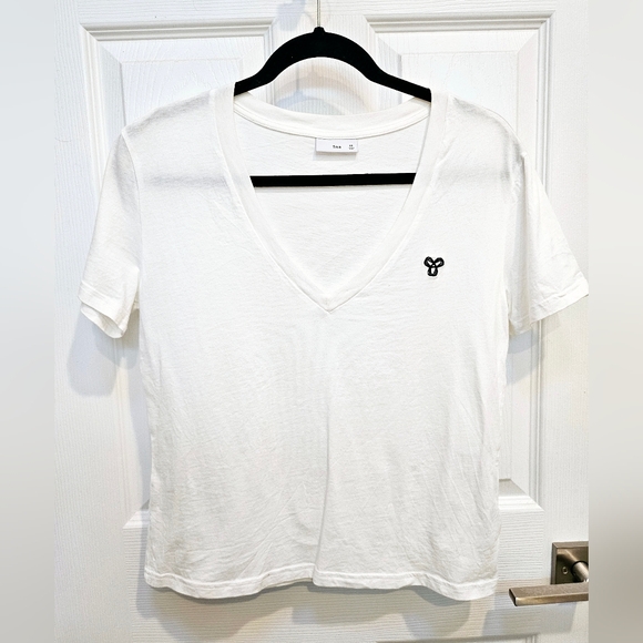 Aritzia TNA Basic White V Neck Tshirt - Picture 1 of 11